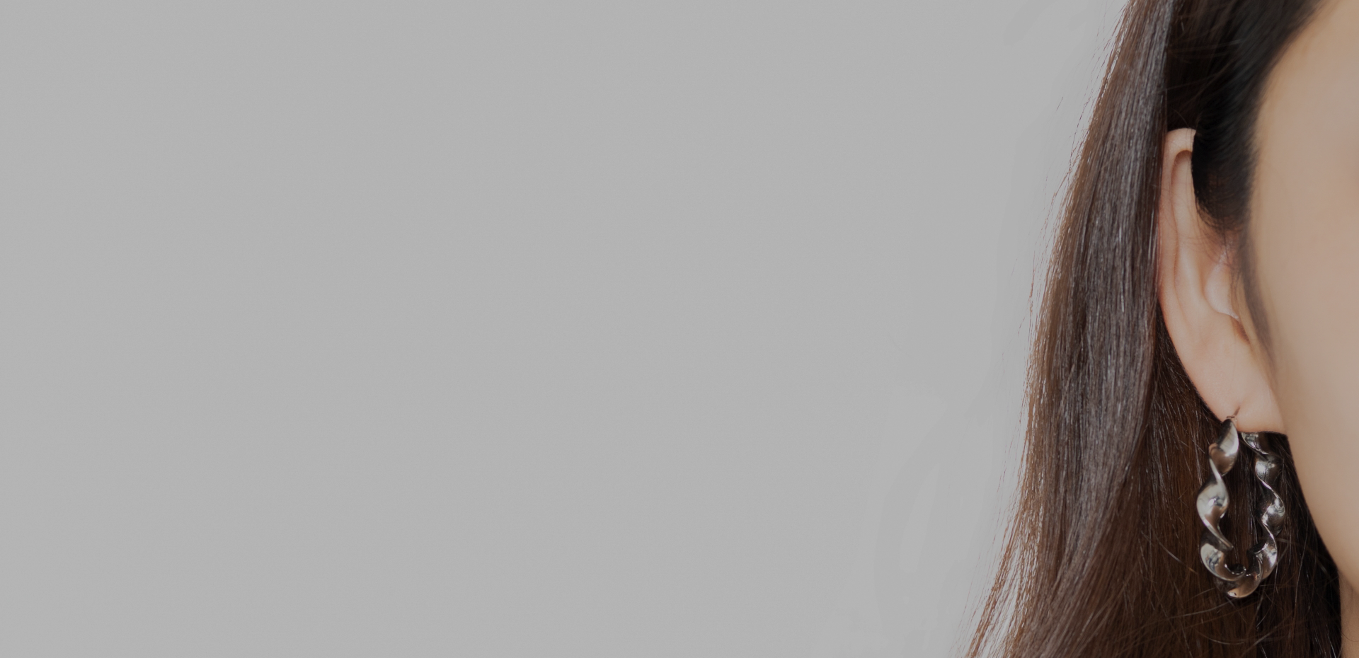 女性の耳のイメージ
