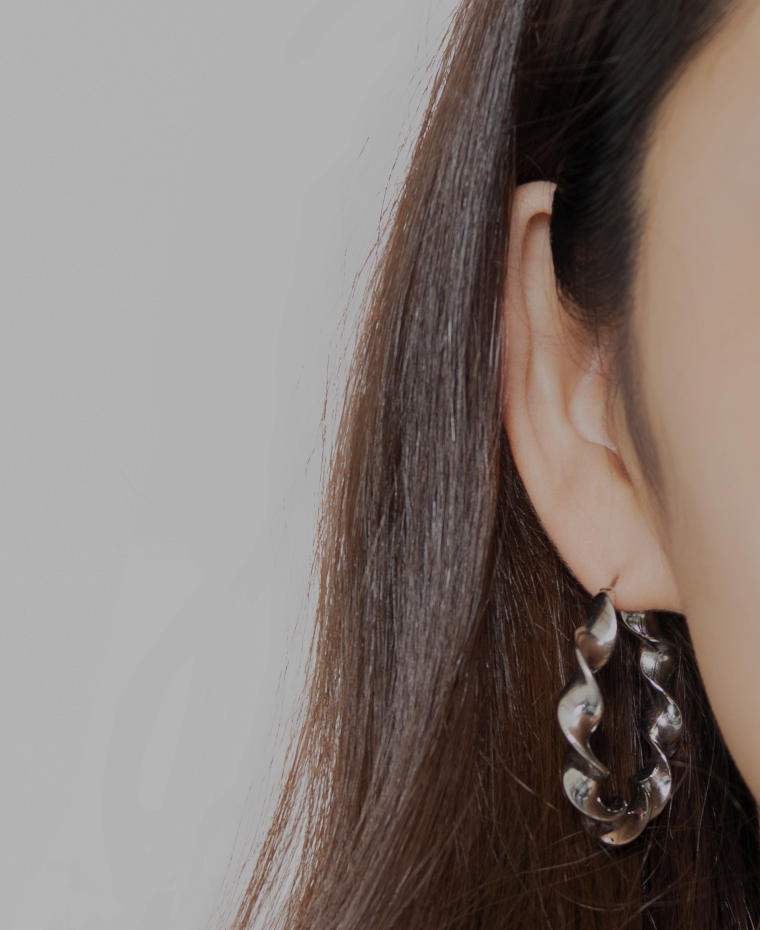 女性の耳のイメージ